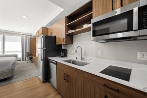 Studio Deluxe - 2 queensize-sängar - pentry | Eget kök | Stort kylskåp, mikrovågsugn, spishäll och diskmaskin