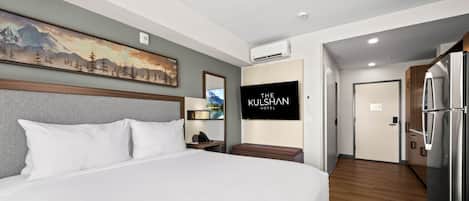Classic Studio, 1 King Bed, Kitchenette | 1 bedroom, in-room safe, free WiFi, bed sheets