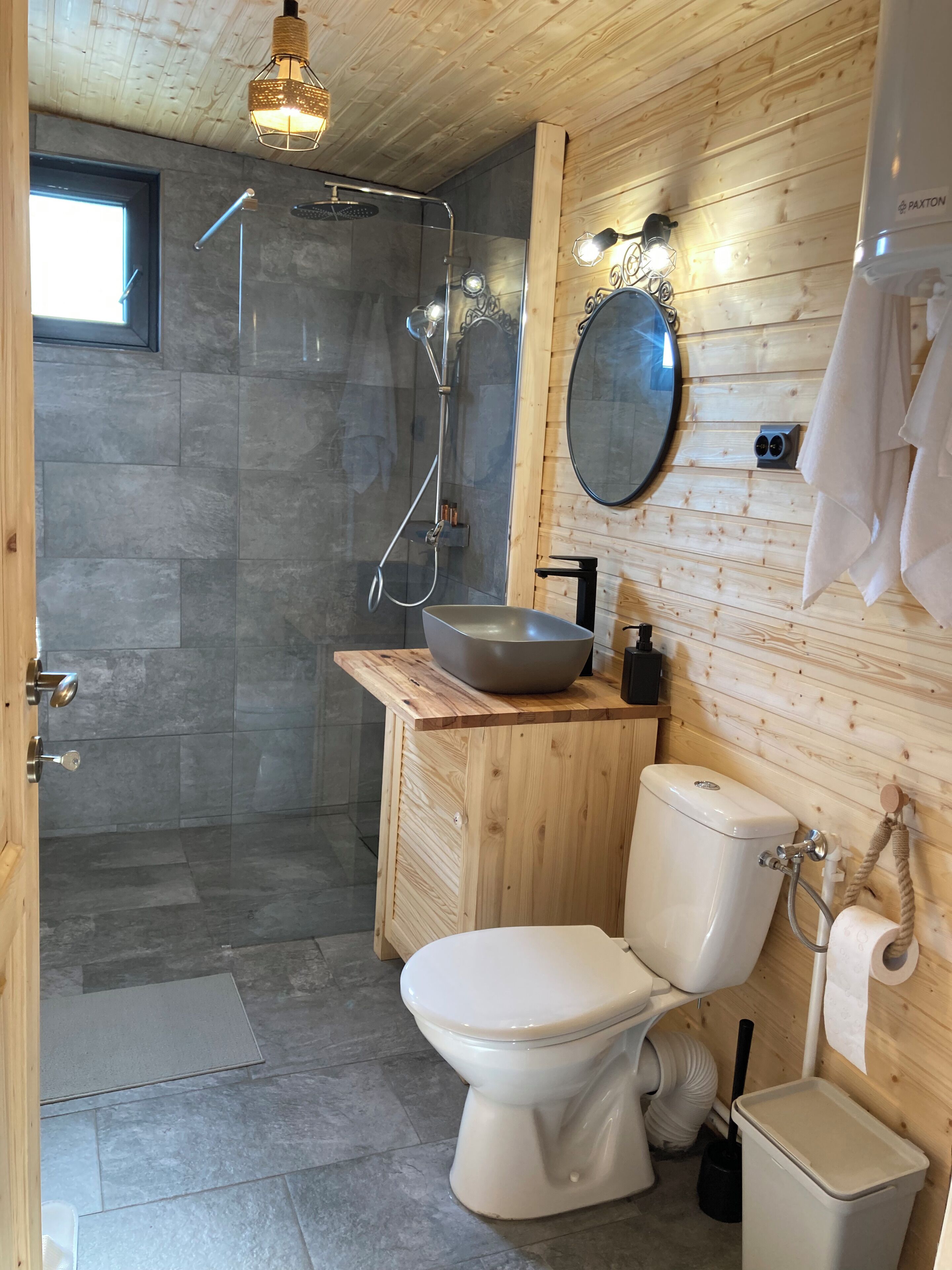 吹风机、肥皂、卫生纸