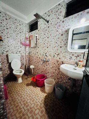 Departamento | Baño | Regadera y toallas 