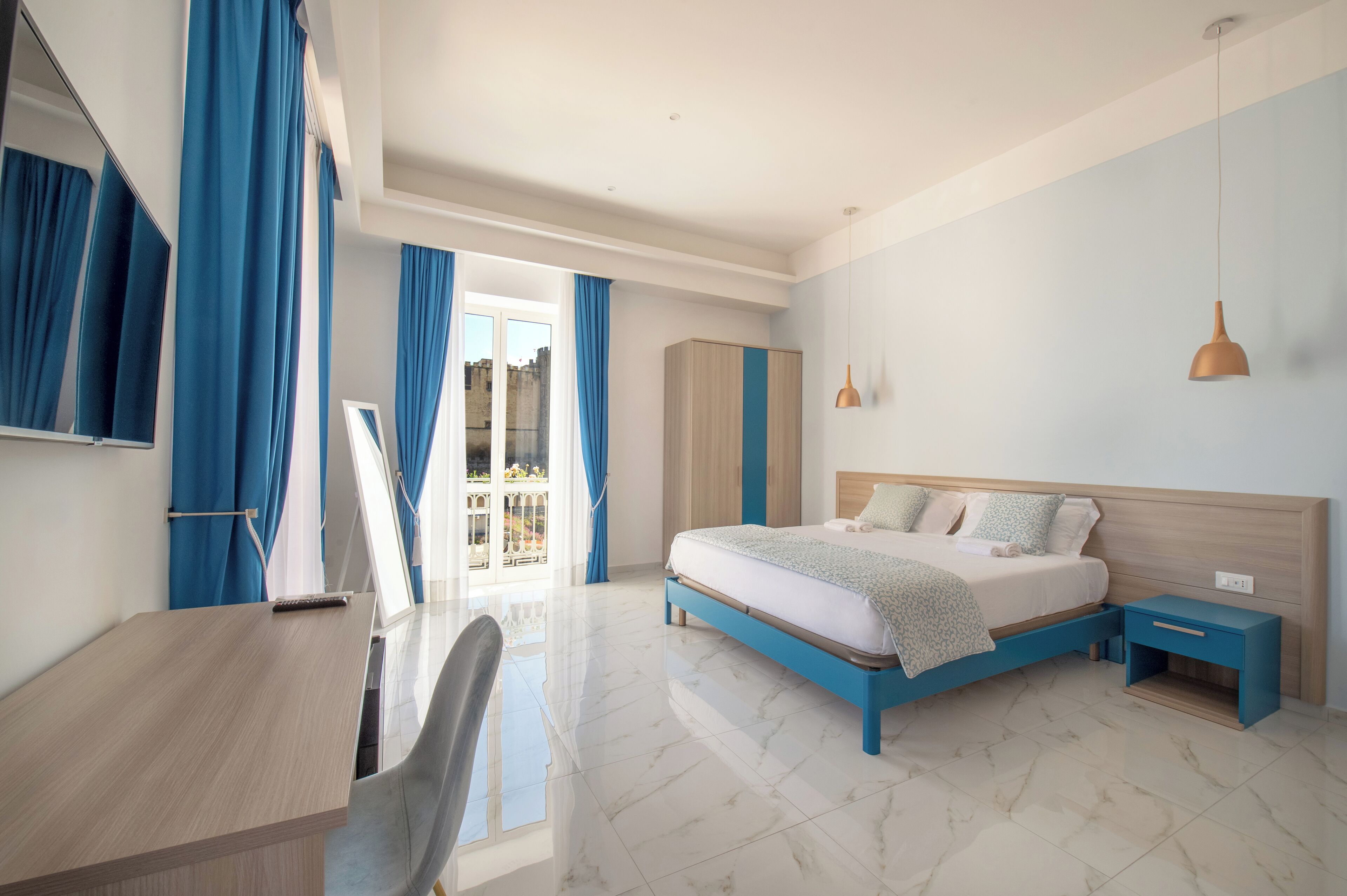 Une chambre d’hôtel moderne avec un grand lit, un bureau et une chaise.