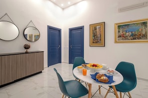 Daily cooked-to-order breakfast for a fee - MAIN - Municipio (Naples)