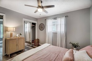 3 bedrooms, iron/ironing board, WiFi, bed sheets - Charming 3-bedroom house near Miami University & Spooky Nook in Hamilton (Hamilton)