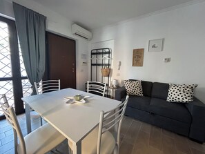 Apartamento | Zona de estar | Una televisión de pantalla plana