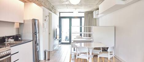 Mikrovågsugn, ugn, kaffe- och tebryggare och brödrost