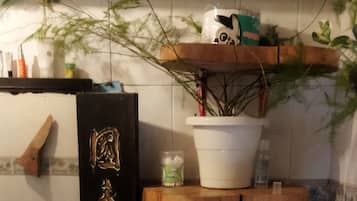 Vòi sen/bồn tắm kết hợp, xà phòng, giấy vệ sinh