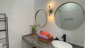 Een douche, een haardroger, handdoeken, zeep