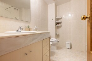 A bathroom with a sink, toilet, and shower. - Apartment Passeig del Mar (L'Escala)