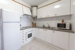 Fridge, microwave, oven, coffee/tea maker