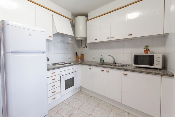 冷蔵庫、電子レンジ、オーブン、コーヒー / ティーメーカー