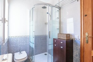 Shower, hair dryer, towels