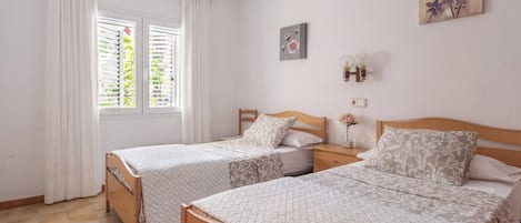 3 chambres, fer et planche Ă repasser