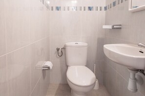Shower, hair dryer - Norfeu apartment in the historic center (L'Escala)