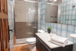 Shower, hair dryer - Norfeu apartment in the historic center (L'Escala)