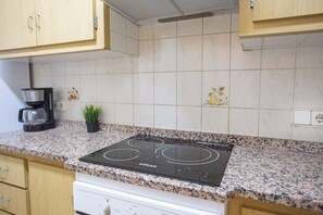 Fridge, microwave, oven, coffee/tea maker