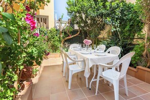 Outdoor dining - Norfeu apartment in the historic center (L'Escala)