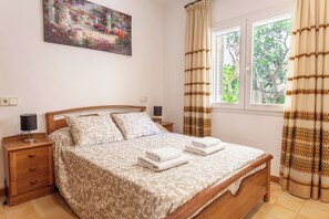 3 bedrooms, iron/ironing board, free WiFi - Norfeu apartment in the historic center (L'Escala)