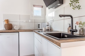 Køleskab, mikrobølgeovn, kaffe-/temaskine, elkedel