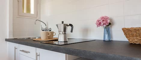 Refrigerador, cafetera y tetera, tostadora y utensilios de cocina