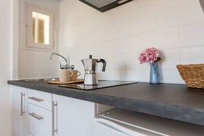 Kühlschrank, Wasserkocher mit Kaffee-/Teezubehör, Toaster