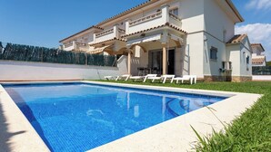 A two-story house with a swimming pool, outdoor seating, and a covered patio. - Casa Sunset (L'Escala)