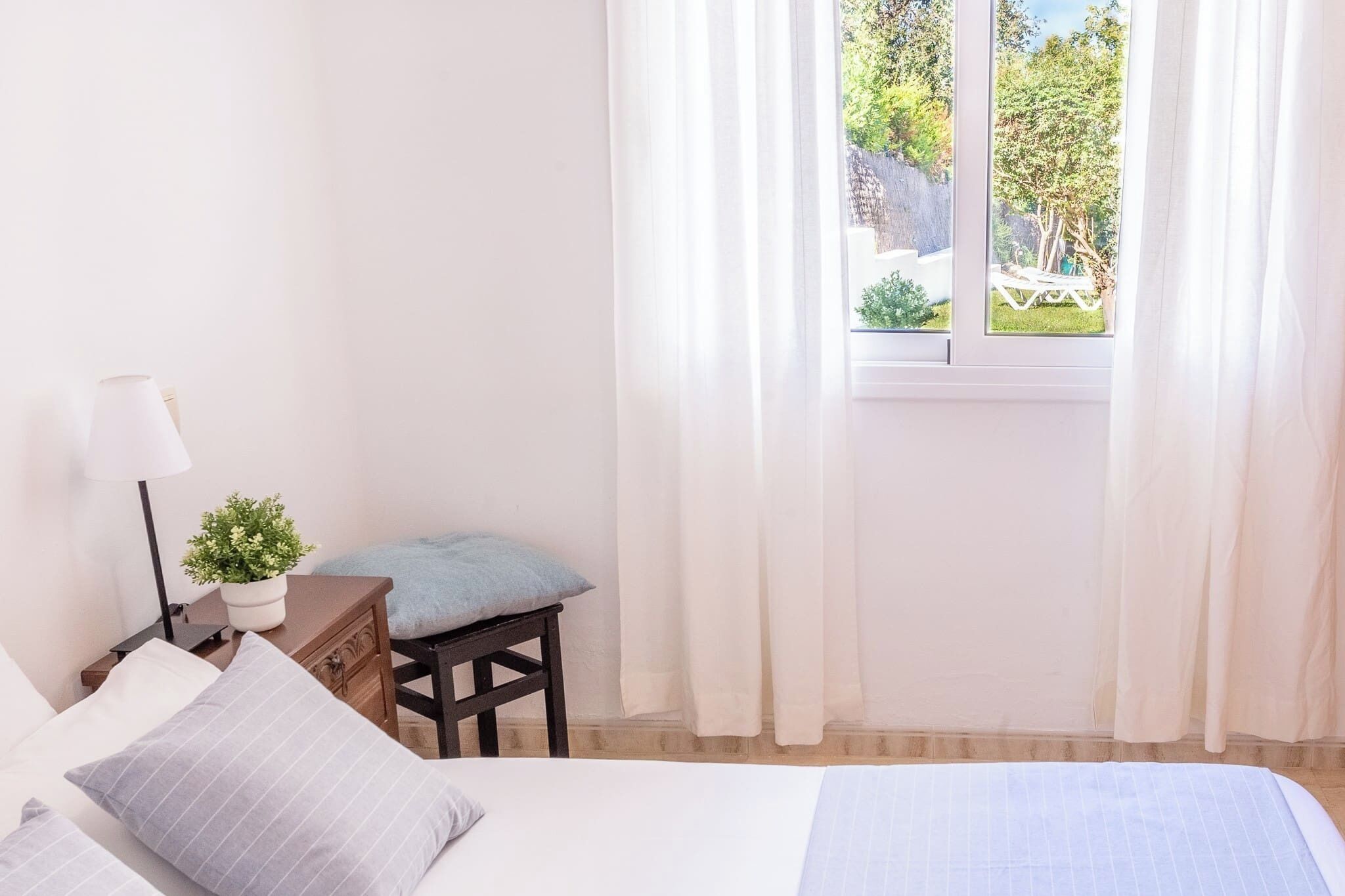 1 chambre, fer et planche à repasser
