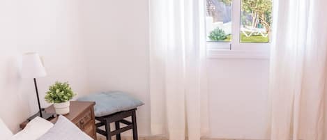 1 chambre, fer et planche Ă repasser