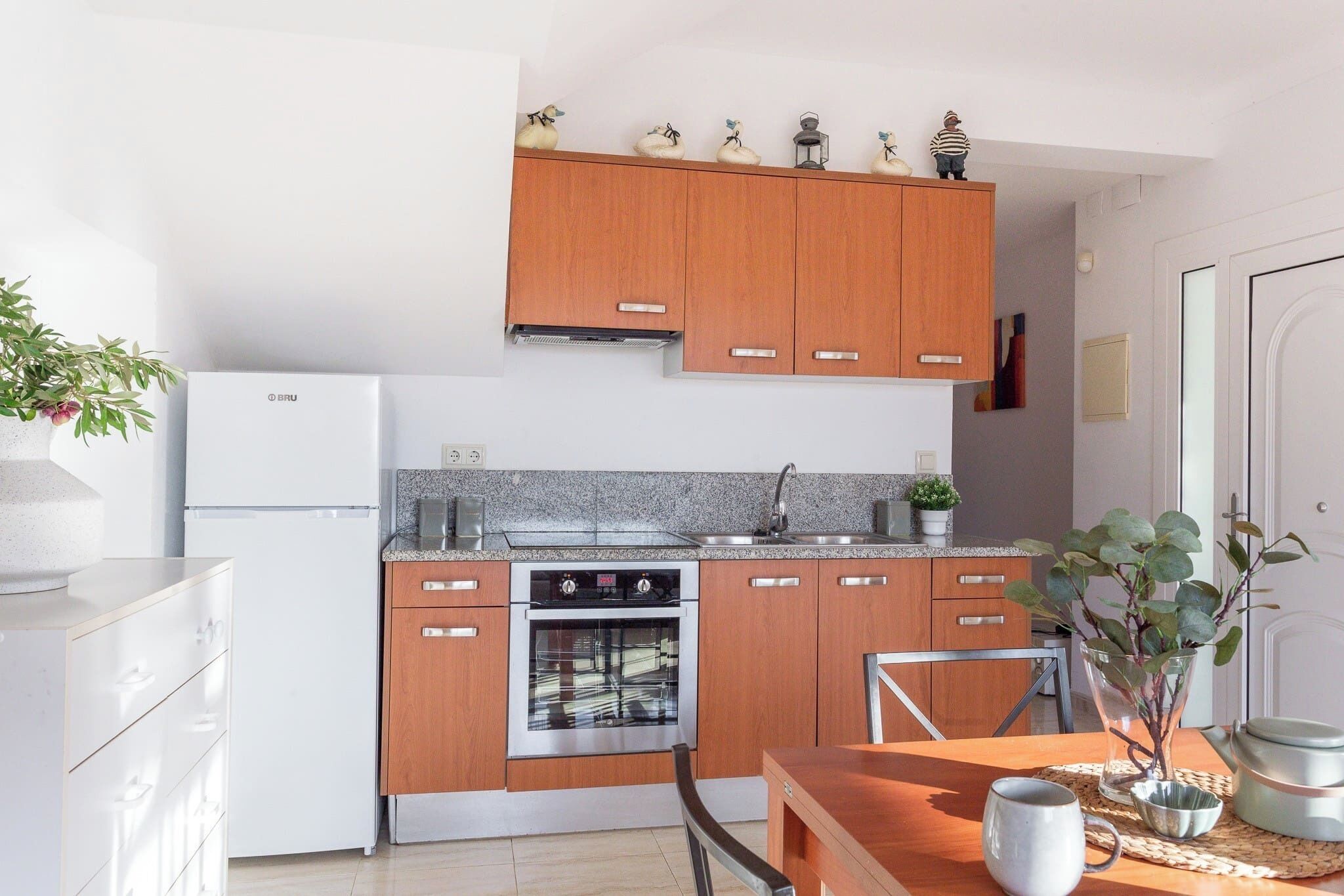 Een koelkast, een magnetron, een oven, een kookplaat