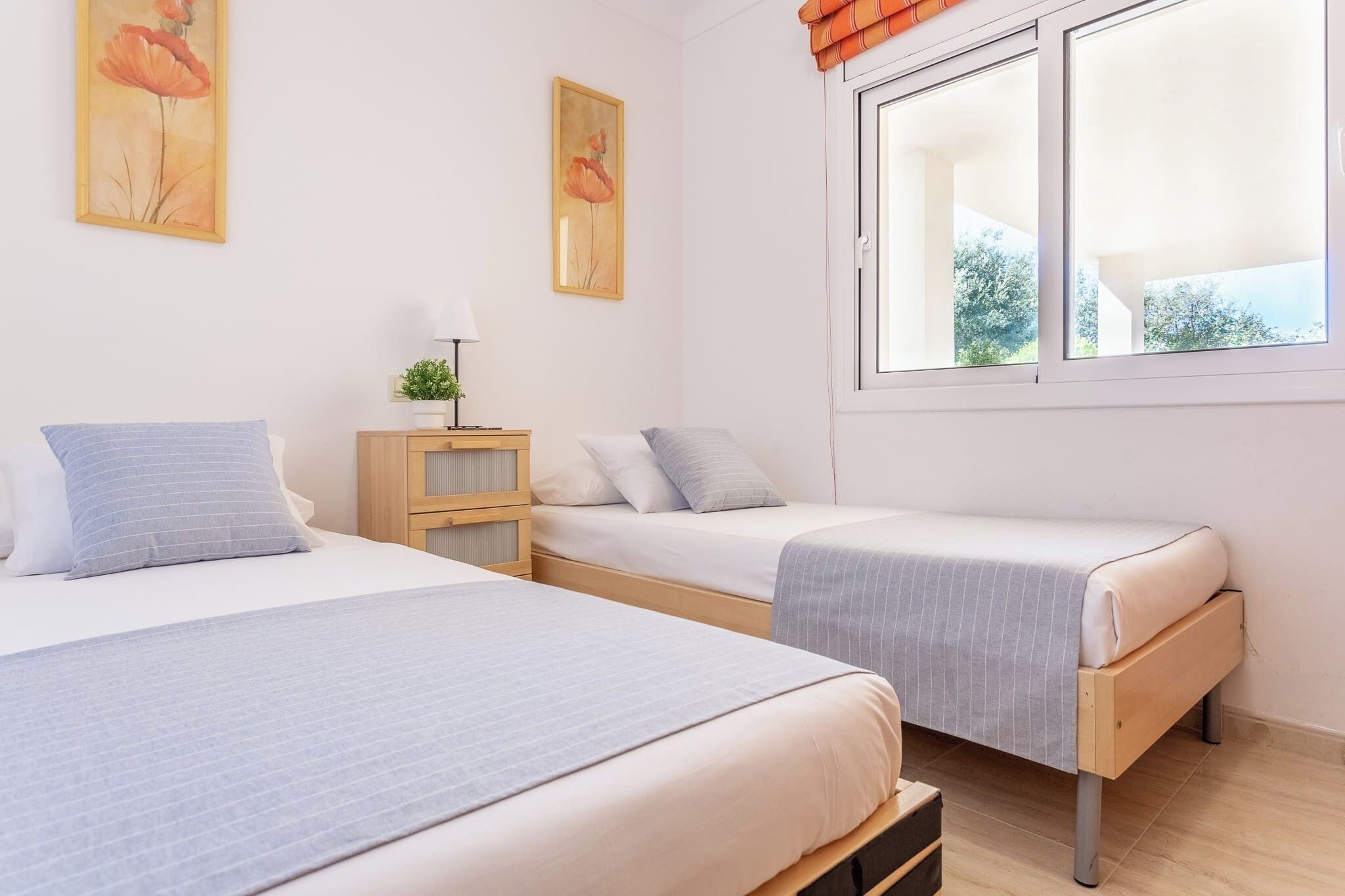 1 habitación y tabla de planchar con plancha 