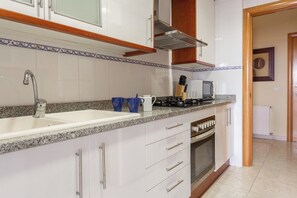 Fridge, microwave, stovetop, coffee/tea maker - Apt. La Mola (L'Escala)