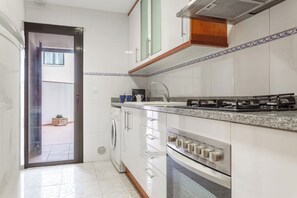 Fridge, microwave, stovetop, coffee/tea maker - Apt. La Mola (L'Escala)