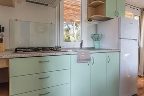 Réfrigérateur, micro-ondes, plaque de cuisson, cafetiÚre/bouilloire