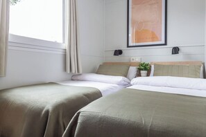 Een kluis op de kamer, een strijkplank/strijkijzer, reisbedje