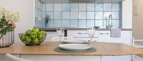 Kühlschrank, Mikrowelle, Wasserkocher mit Kaffee-/Teezubehör