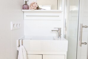 Een douche, een haardroger, handdoeken