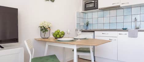 Refrigerador, microondas, cafetera y tetera y tetera eléctrica