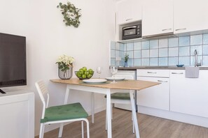 Réfrigérateur, micro-ondes, cafetiÚre/bouilloire, bouilloire électrique