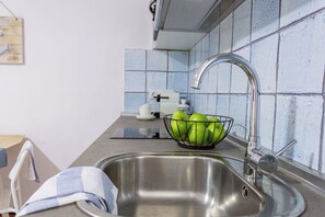 Kühlschrank, Mikrowelle, Wasserkocher mit Kaffee-/Teezubehör
