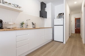 Kühlschrank, Mikrowelle, Wasserkocher mit Kaffee-/Teezubehör