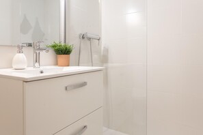 Dusj, hårføner og håndklær