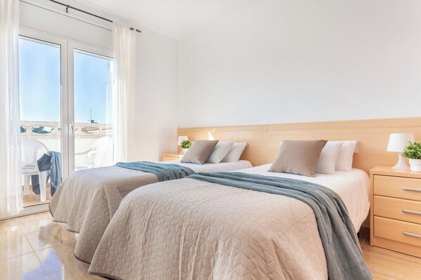 3 chambres, fer et planche Ă repasser