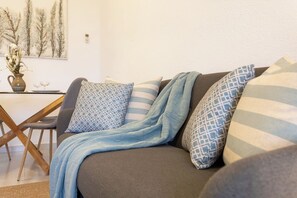 TV - Bohemia Apartment with Terrace (L'Escala)