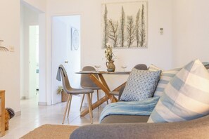 TV - Bohemia Apartment with Terrace (L'Escala)
