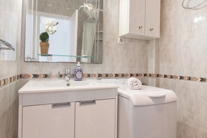 Dusj, hårføner og håndklær