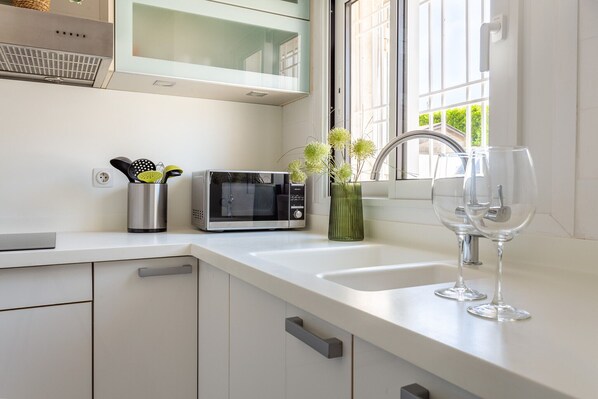 Fridge, microwave, stovetop, coffee/tea maker - Bohemia Apartment with Terrace (L'Escala)