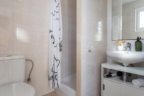 Douche, sèche-cheveux, serviettes fournies