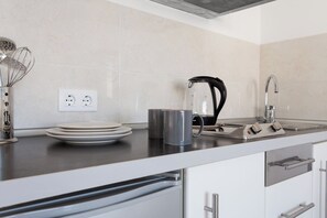 Réfrigérateur, micro-ondes, cafetière/bouilloire, bouilloire électrique