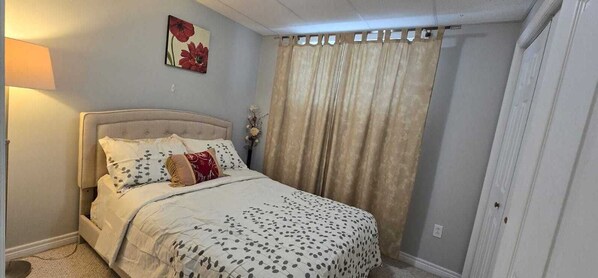 1 dormitorio, escritorio, tabla de planchar con plancha y wifi gratis