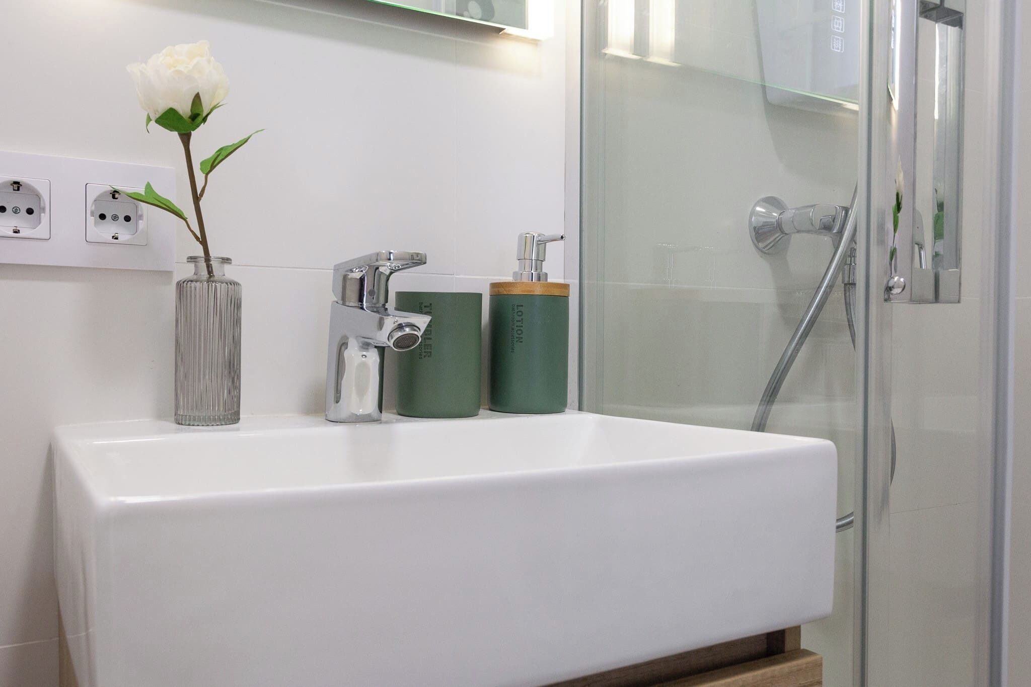 Dusche, Haartrockner, Handtücher