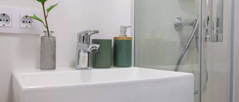 Dusche, Haartrockner, Handtücher